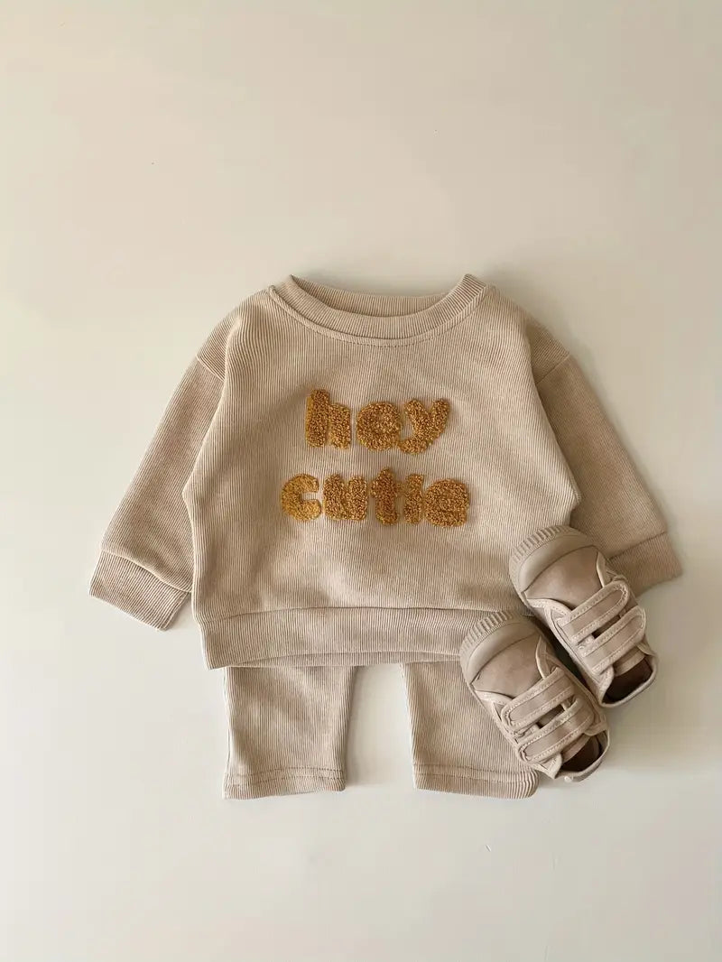 Ensemble Bébé Unisexe en Coton Beige – Tenue Confortable avec Sweat ‘Hey Cutie’ et Pantalon