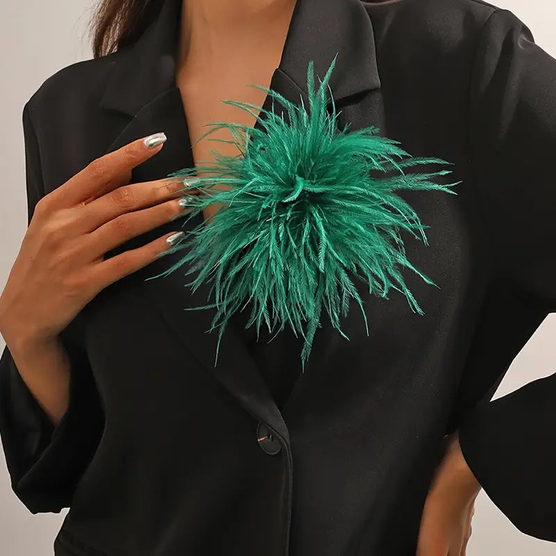 Broche fleur en plumes vertes – Accessoire de costume chic et élégant pour femme