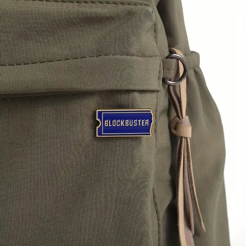 Pin’s Blockbuster rétro – Broche vintage en émail bleu style ticket de cinéma