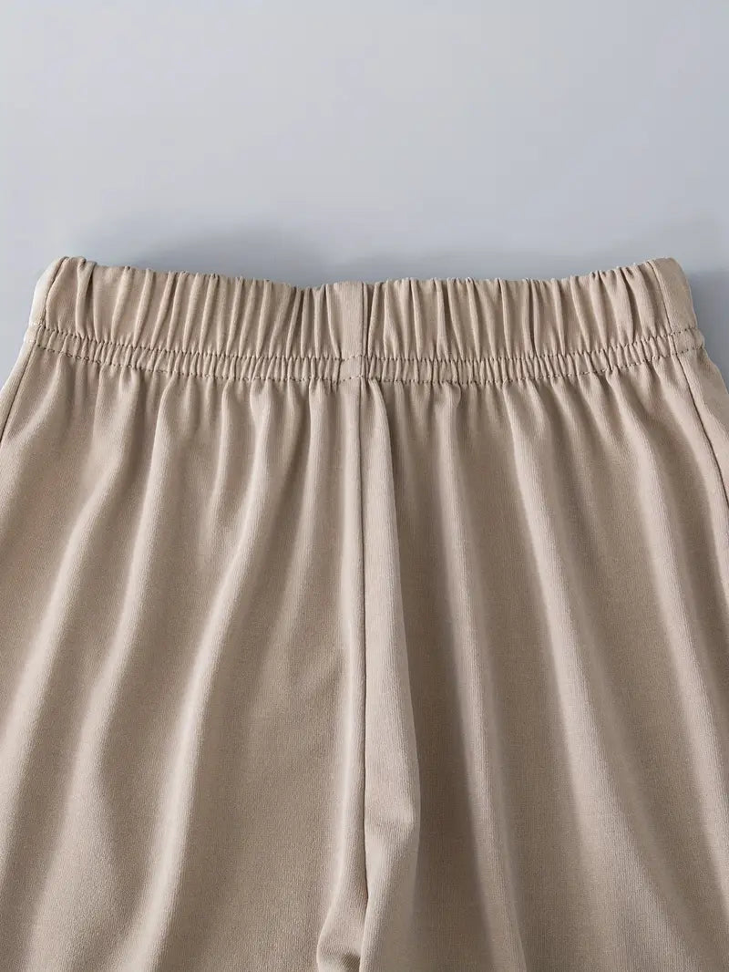 Ensemble chemise garçon à capuche beige – tenue décontractée avec short assorti pour l’été