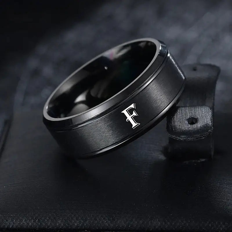 Bague homme noire personnalisable en acier inoxydable – Anneau gravé initiale élégante