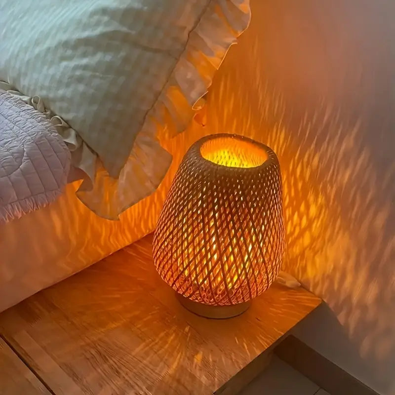 Lampe de bureau en rotin tressé avec base en bois – Éclairage d’ambiance chaleureux au style naturel et bohème