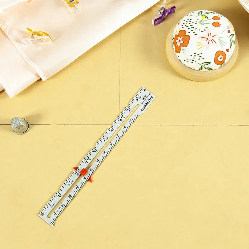 Règle de Couture Ajustable en Aluminium – Outil de Mesure Précise pour Ourlets, Marges et Repères – Indispensable pour Couturières et Créateurs DIY