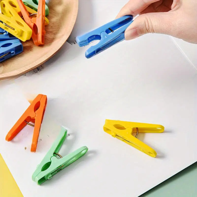 Pinces à Linge en Plastique Résistantes – Lot de 12 Pinces Colorées Antidérapantes pour Étendage