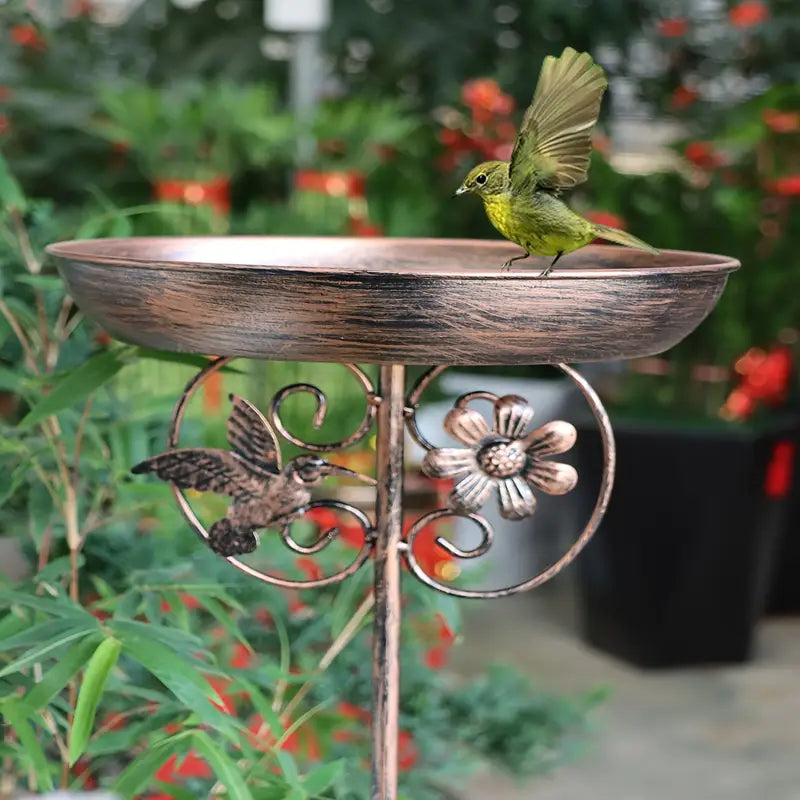 Bain d’Oiseaux de Jardin en Métal Antique – Abreuvoir Décoratif sur Pied avec Motifs Fleur et Colibri | Soins des Oiseaux et de la Faune