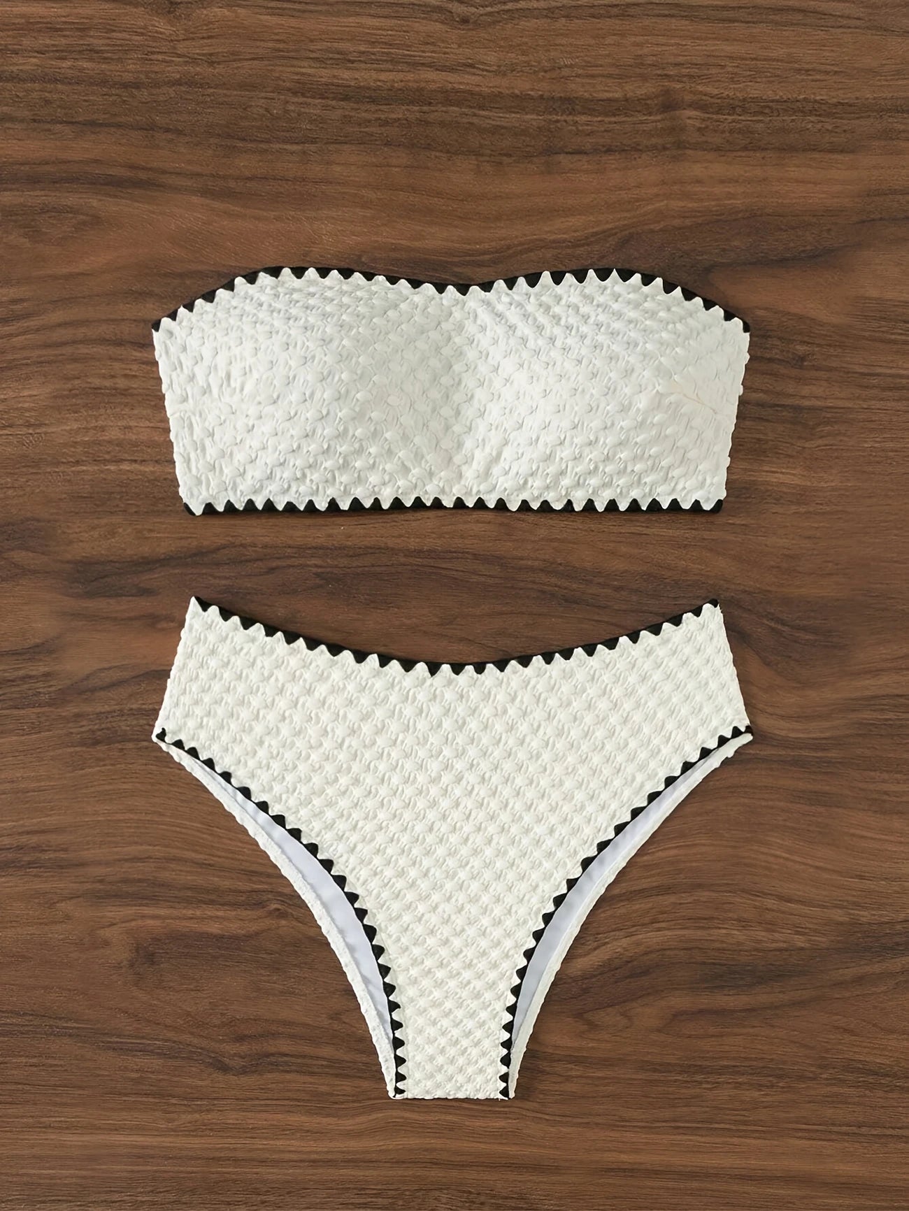 Bikini bandeau texturé – Maillot 2 pièces taille haute avec détails festonnés blancs