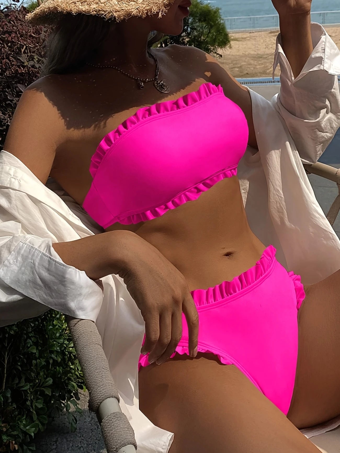 Bikini bandeau à volants taille haute – Élégance minimaliste pour vos journées plage