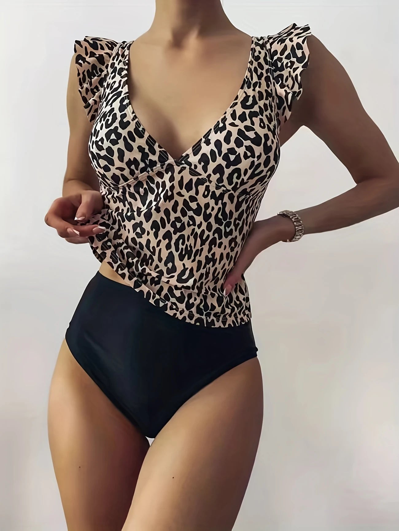 Bikini deux pièces imprimé léopard – Haut volanté col V et culotte noire taille haute