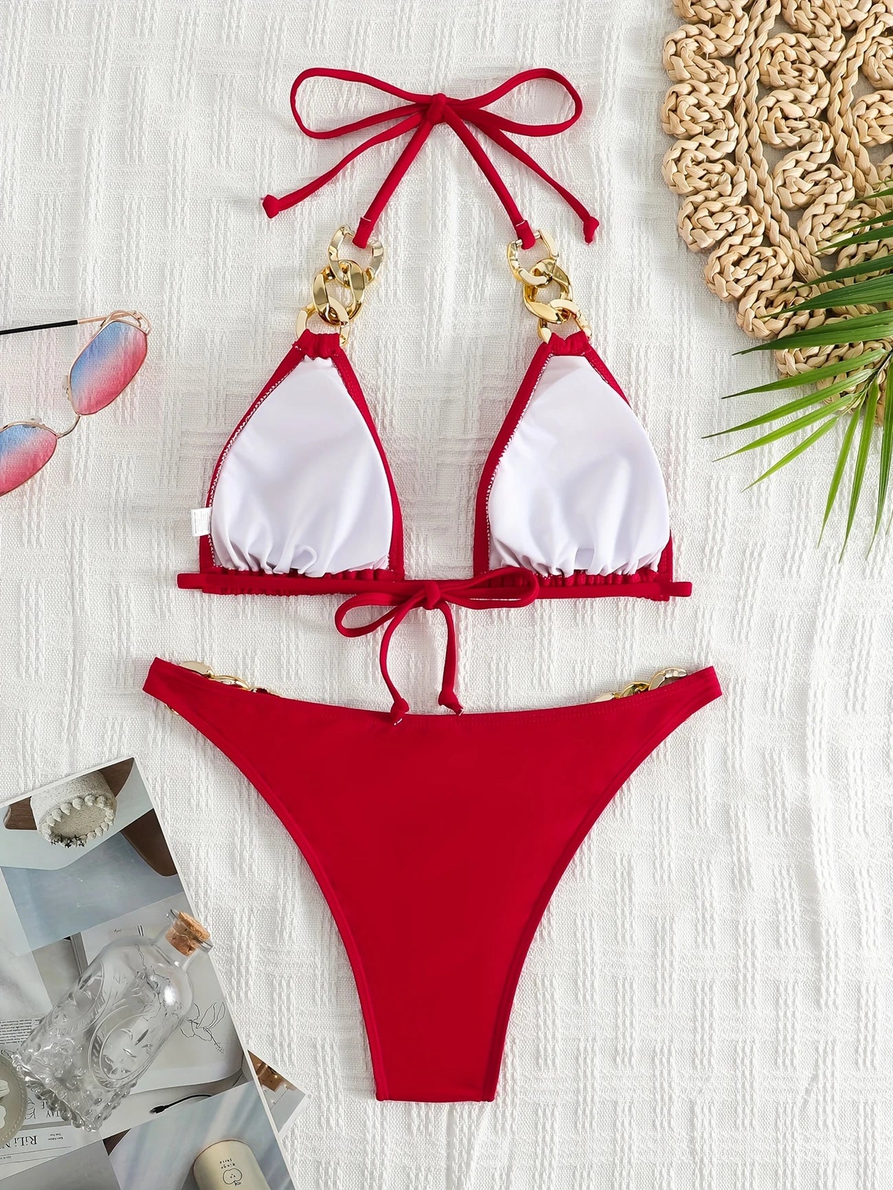 Bas de bikini à maillons dorés – Coupe échancrée et détails glamour pour un été éclatant