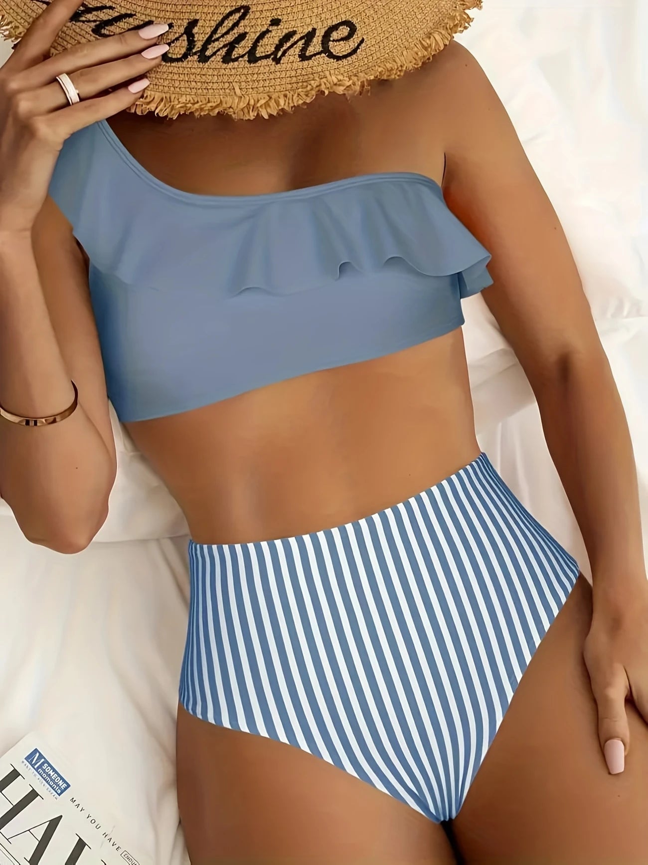 Bikini asymétrique à volants – Haut une épaule et culotte rayée taille haute