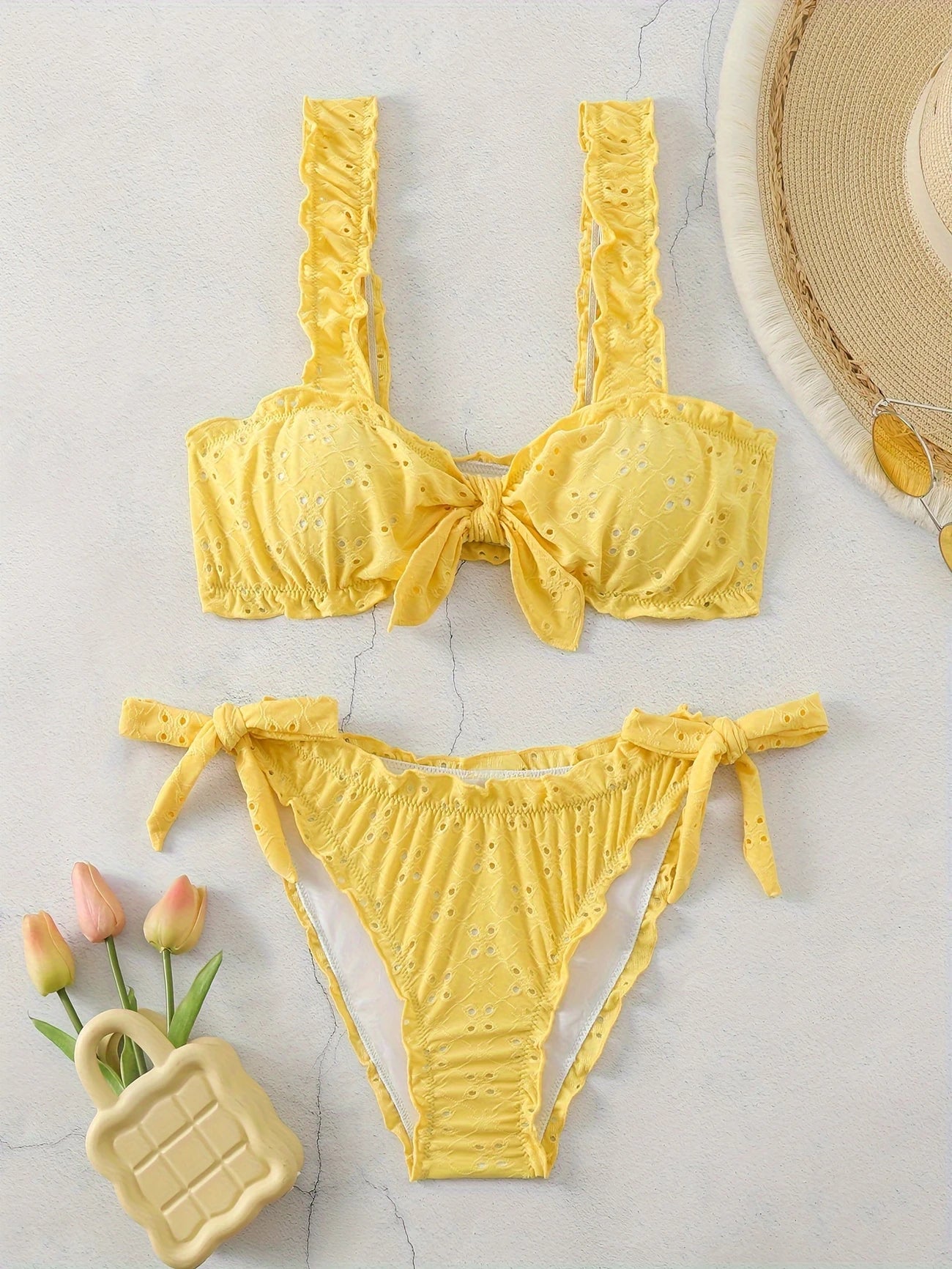 Bikini brodé avec volants – Haut à larges bretelles et culotte nouée ajustable