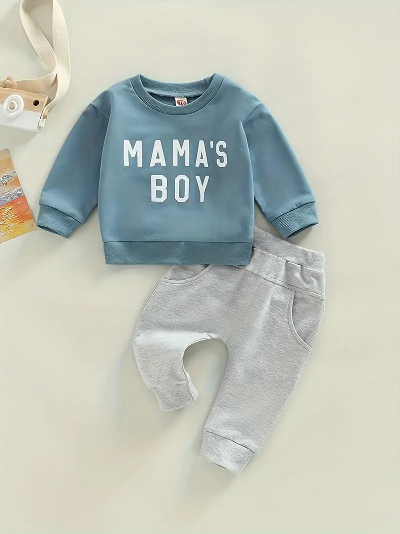 Ensemble Bébé Garçon Mama’s Boy – Sweat Bleu et Pantalon Gris Confortable