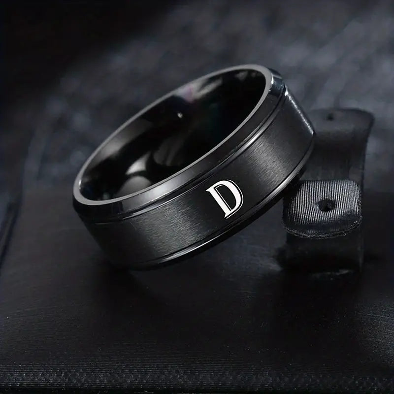 Bague homme noire personnalisable en acier inoxydable – Anneau gravé initiale élégante