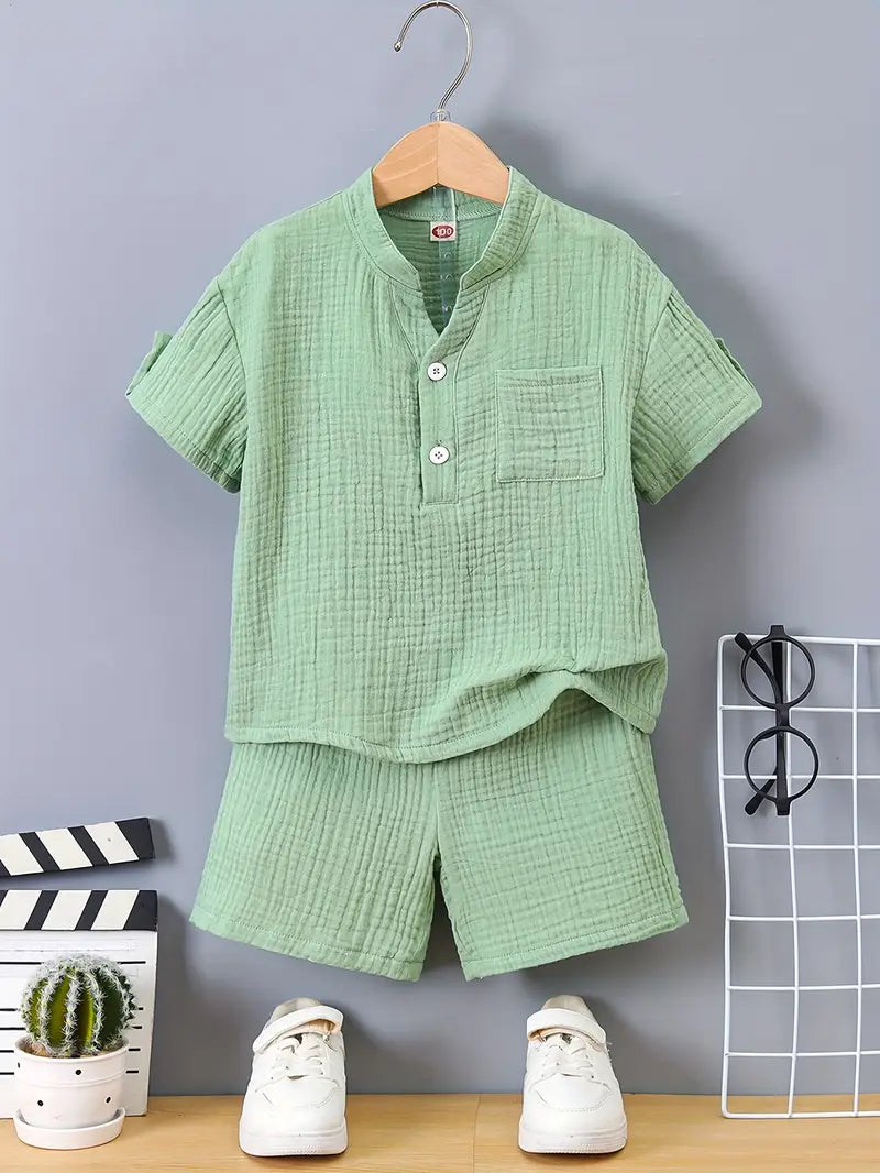 Ensemble chemise garçon été en coton léger vert – tenue décontractée avec short assorti