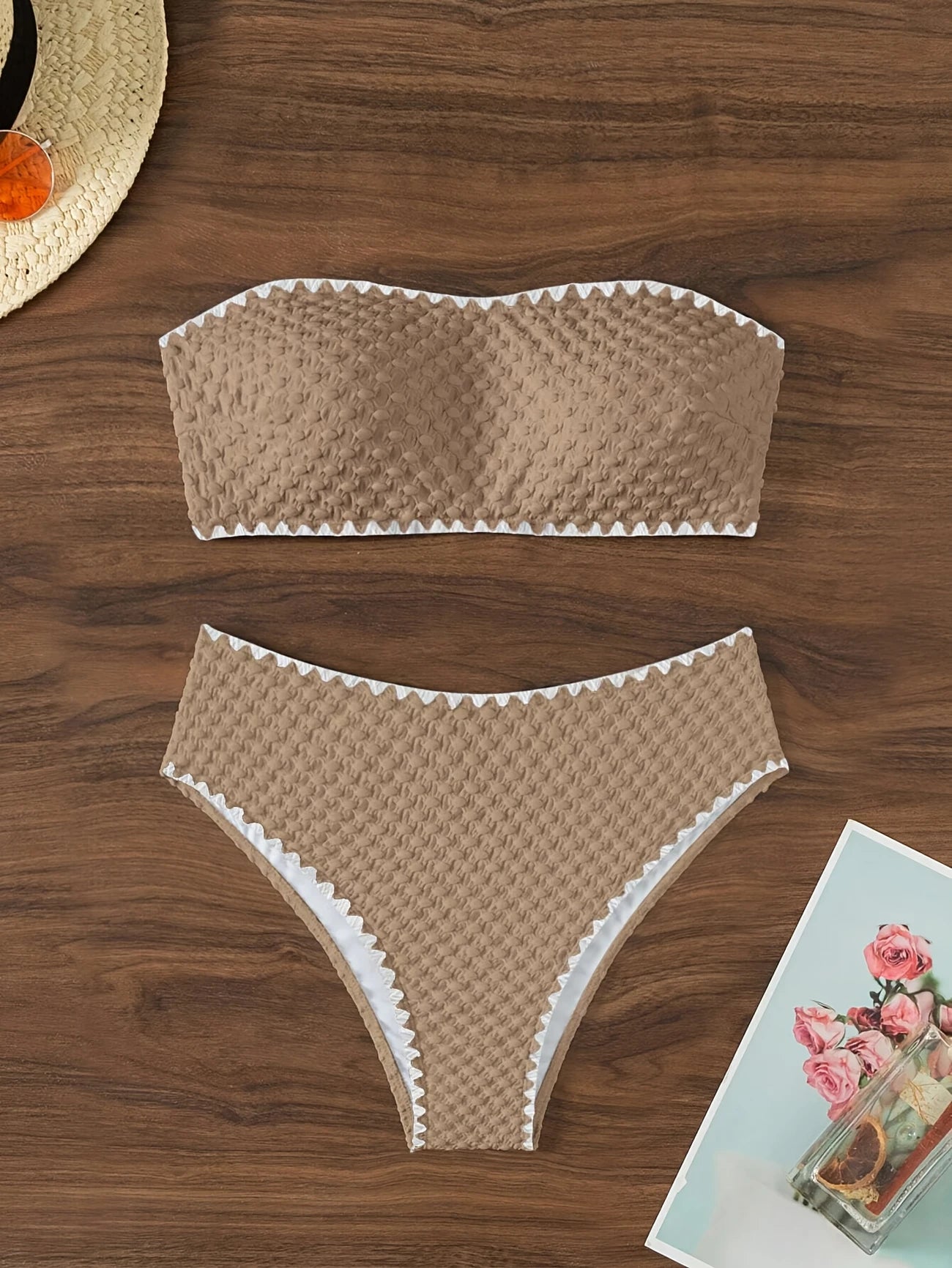 Bikini bandeau texturé – Maillot 2 pièces taille haute avec détails festonnés blancs