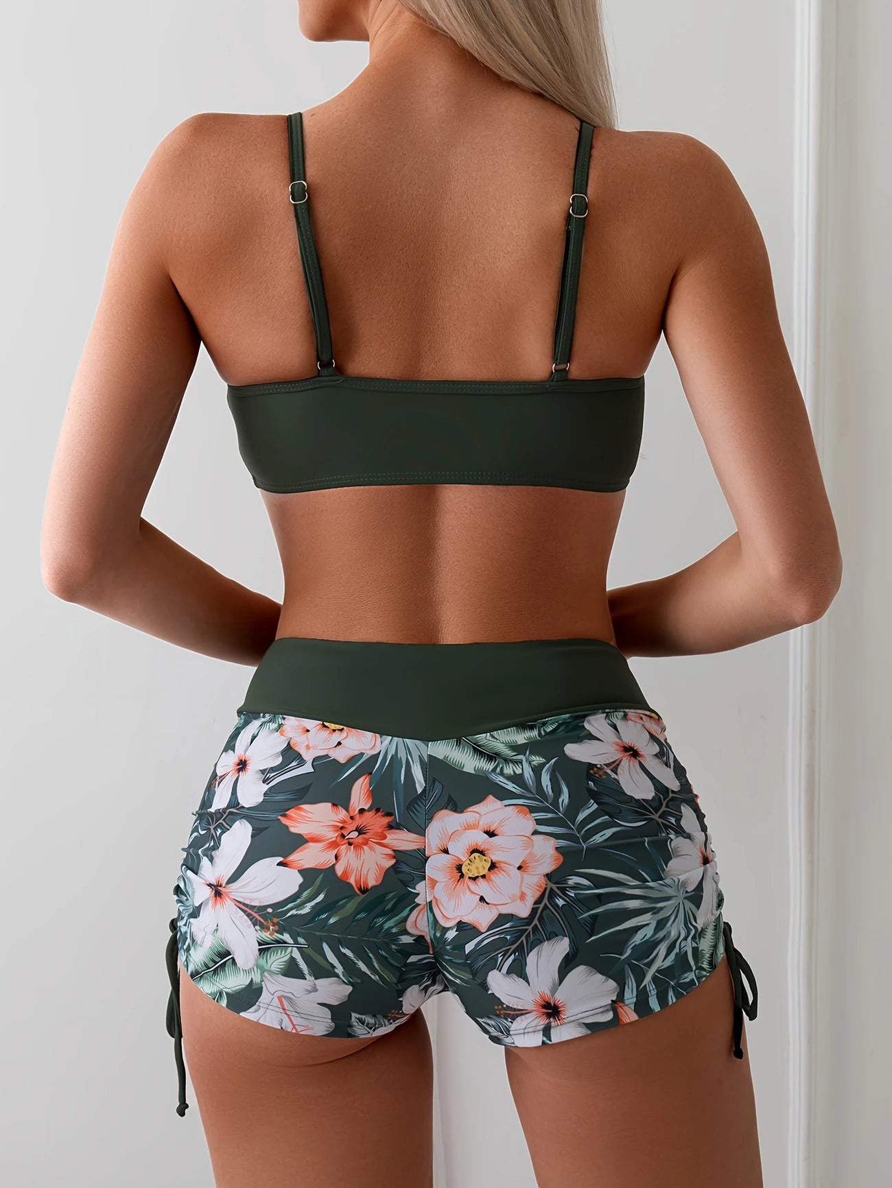 Short de bain floral taille haute pour femme – Coupe galbante et imprimé tropical, parfait pour l’été