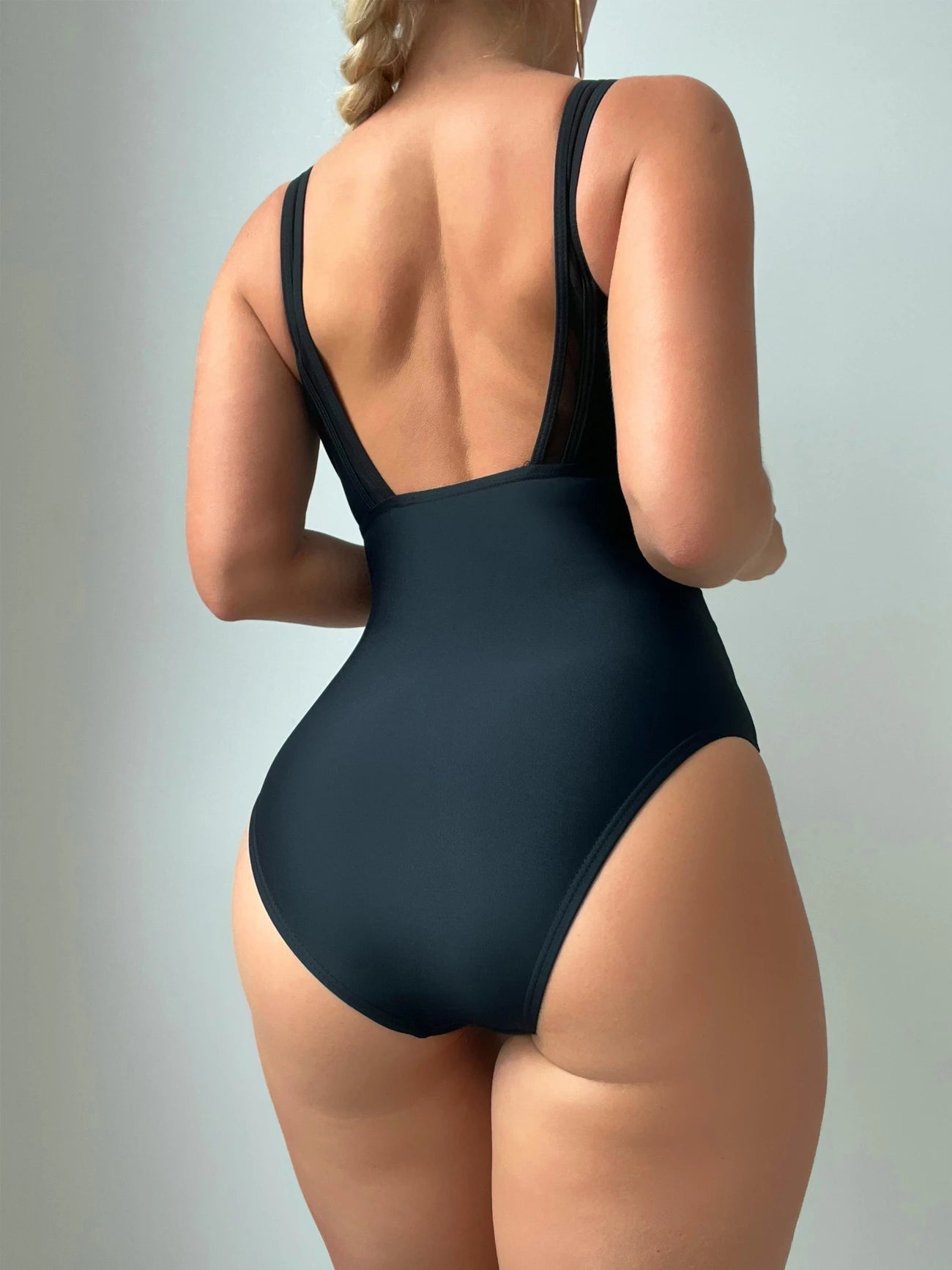 Maillot de bain une pièce sculptant – Décolleté plongeant et effet gainant