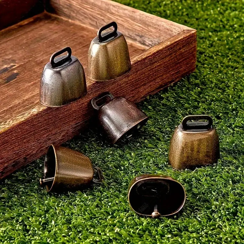 Cloche en Laiton pour Chevaux – Accessoire Équin Traditionnel, Sonorité Claire, Idéal pour le Pâturage ou les Défilés