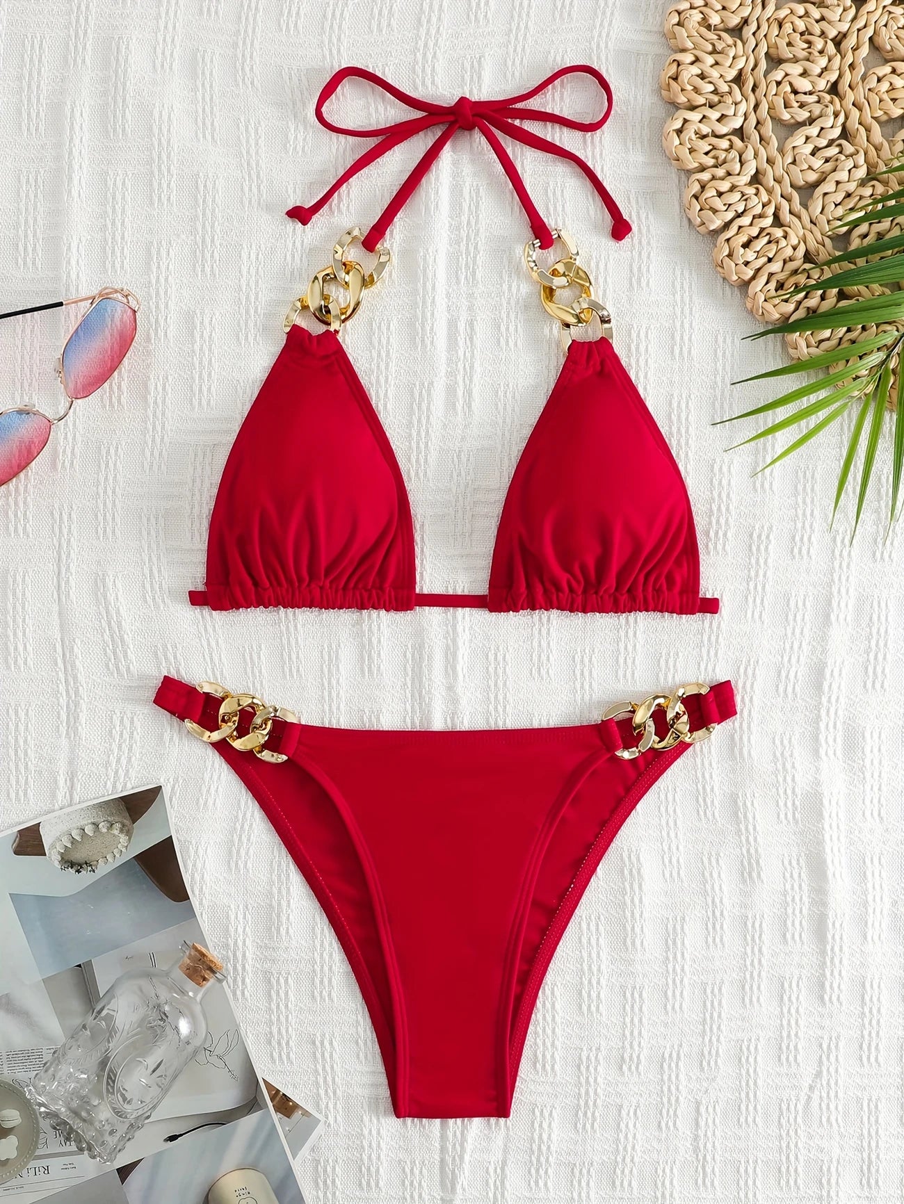 Bas de bikini à maillons dorés – Coupe échancrée et détails glamour pour un été éclatant