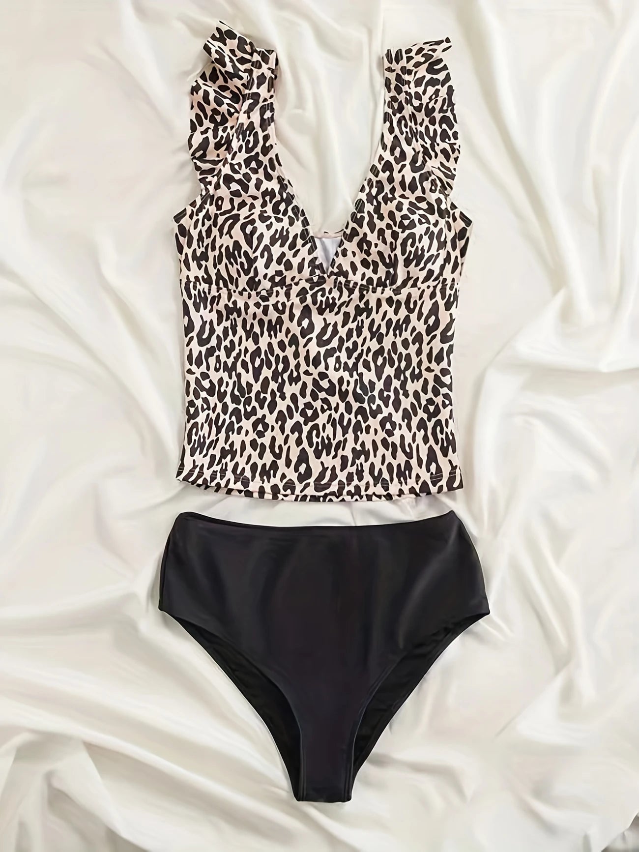 Bikini deux pièces imprimé léopard – Haut volanté col V et culotte noire taille haute