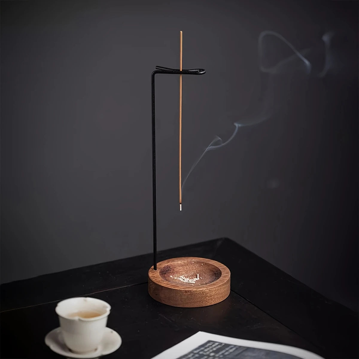 Porte-encens suspendu minimaliste en bois et métal – Support vertical zen pour bâtonnets d’encens