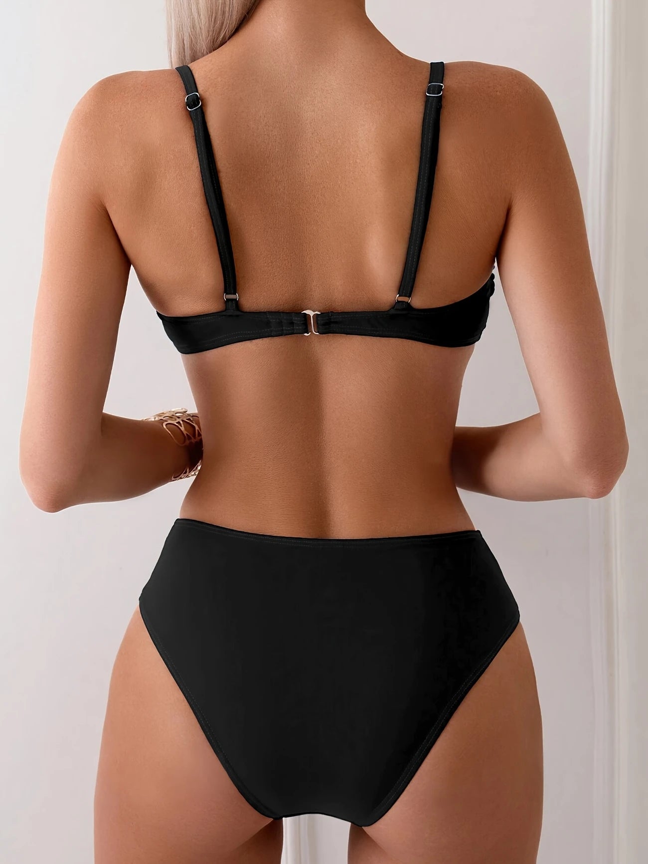 Bikini bleu/noir à fronces élégantes – Haut de maillot avec anneau doré et bretelles fines