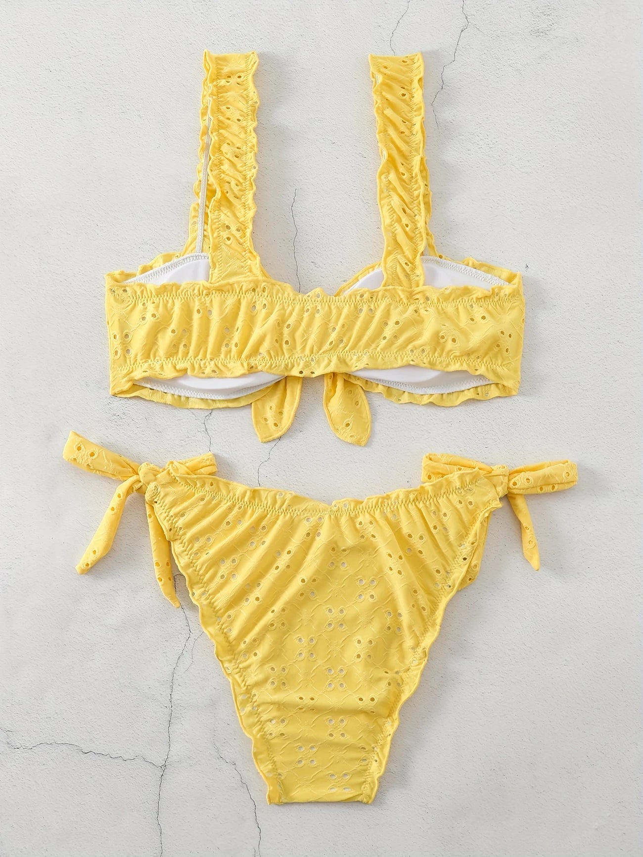 Bikini brodé avec volants – Haut à larges bretelles et culotte nouée ajustable