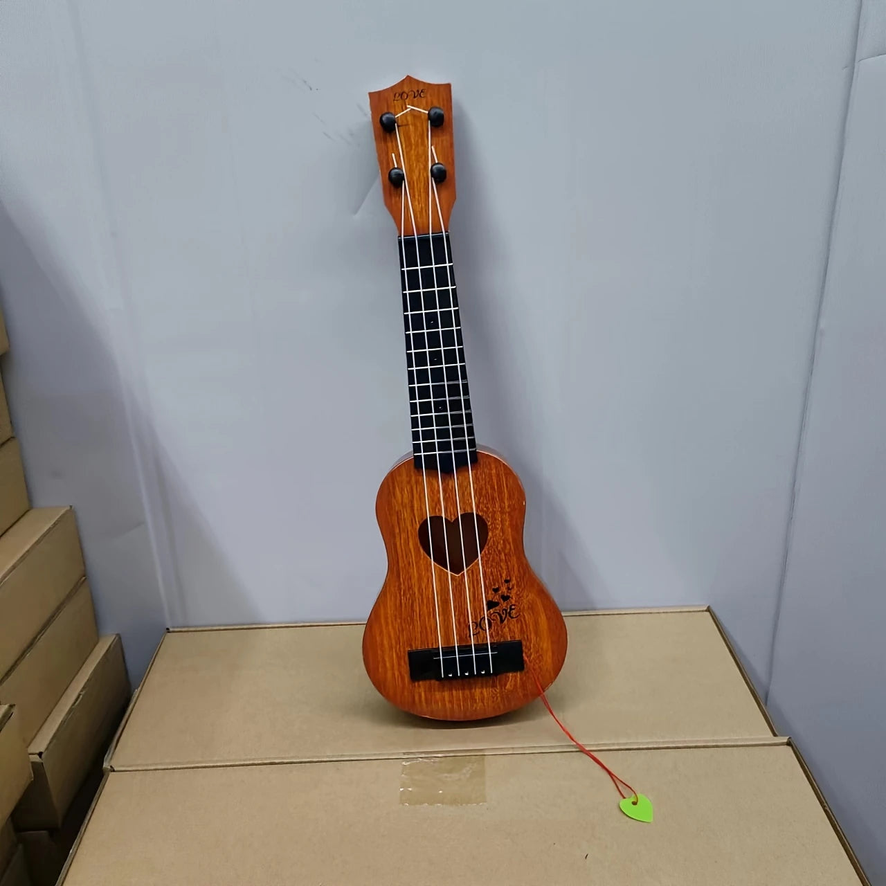 Ukulélé Enfant en Bois avec Rosace Rond/Cœur – Mini Instrument à Cordes Ludique pour Éveil Musical ou Décoration