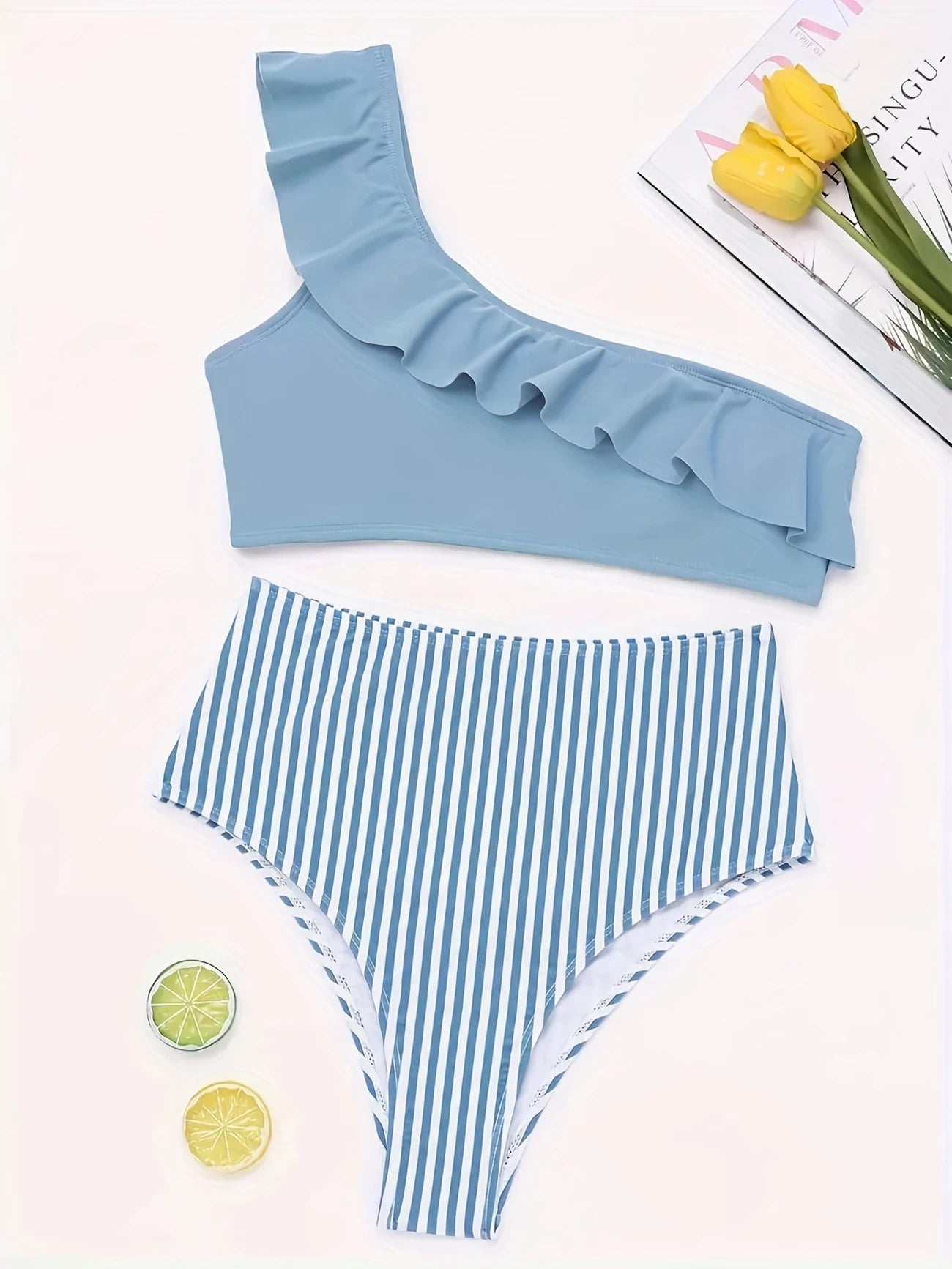 Bikini asymétrique à volants – Haut une épaule et culotte rayée taille haute