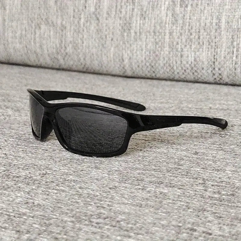 Lunettes de soleil enfant noires sport légères et anti-UV