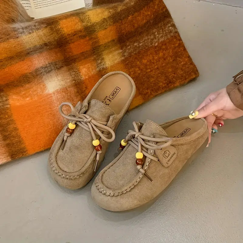 Mules fille confort en daim marron – Sabots décontractés avec nœud et perles décoratives