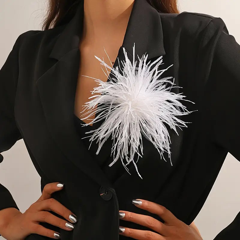 Broche fleur en plumes vertes – Accessoire de costume chic et élégant pour femme