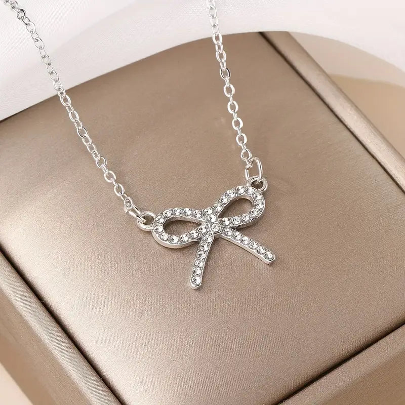 Collier Fin Doré avec Pendentif Nœud Strass – Bijou Élégant pour Soirée, Mariage et Accessoires de Fête