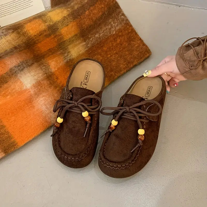 Mules fille confort en daim marron – Sabots décontractés avec nœud et perles décoratives