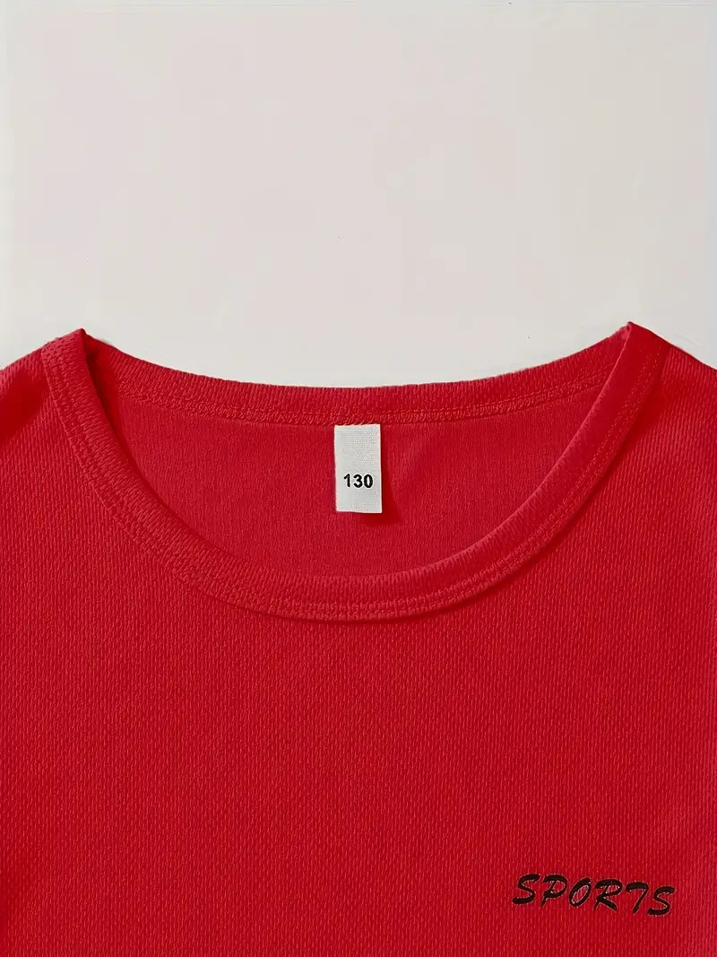 Ensemble sport garçon avec t-shirt respirant et short noir – tenue légère pour activités et loisirs