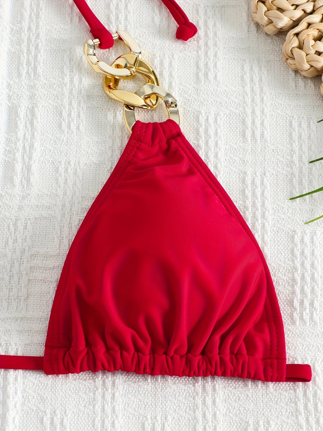 Bas de bikini à maillons dorés – Coupe échancrée et détails glamour pour un été éclatant