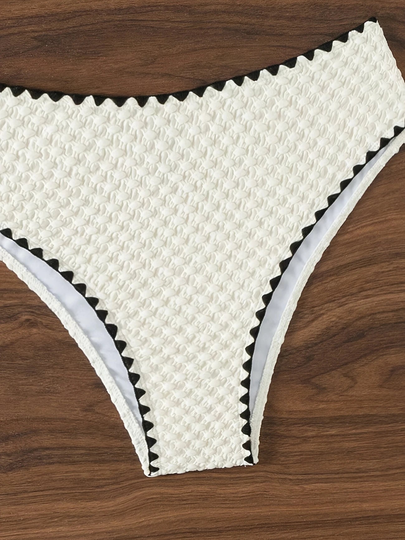 Bikini bandeau texturé – Maillot 2 pièces taille haute avec détails festonnés blancs