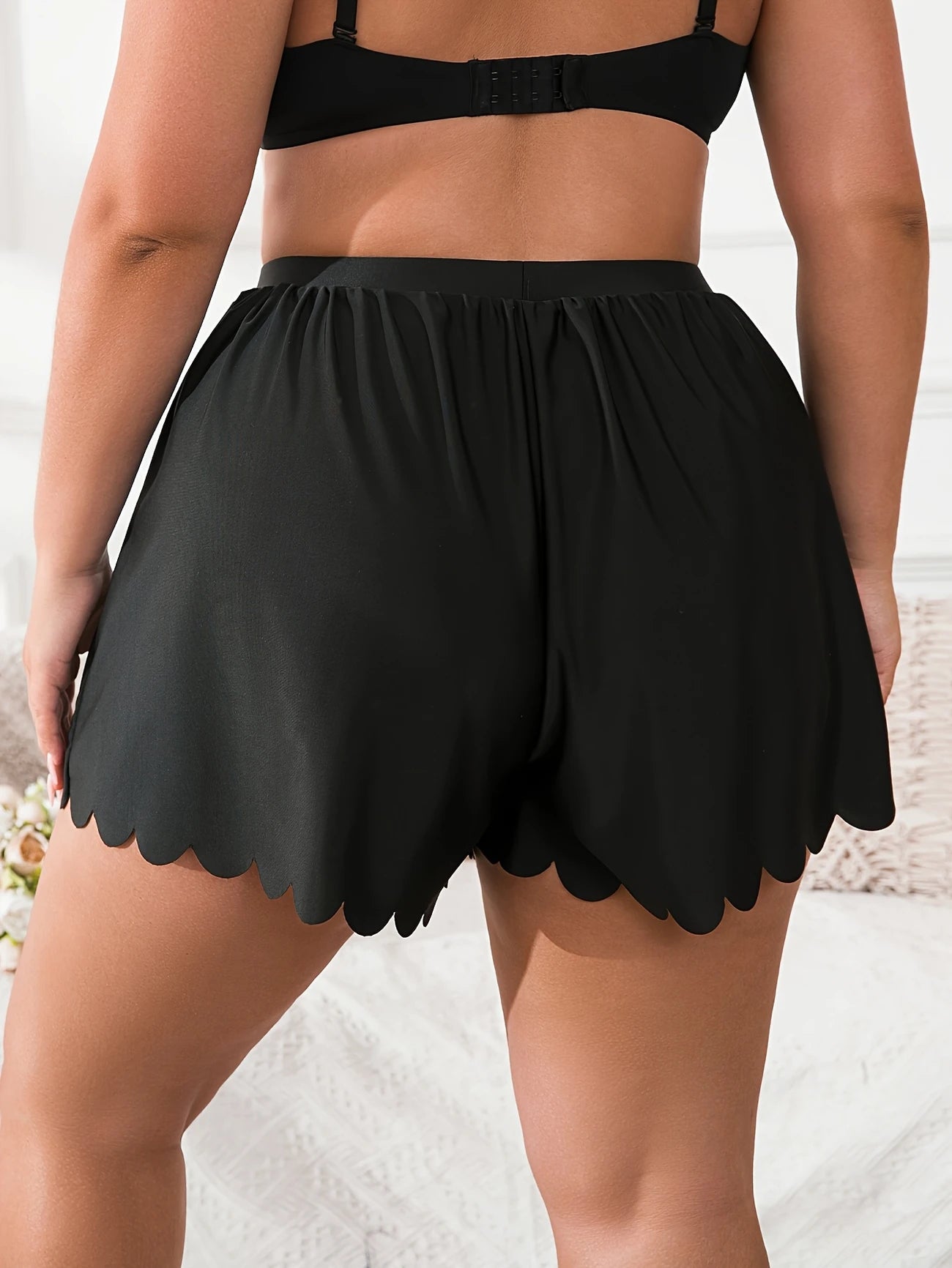 Short de bain noir à bords festonnés – Taille haute, ajustable et ultra confortable pour femme pulpeuse