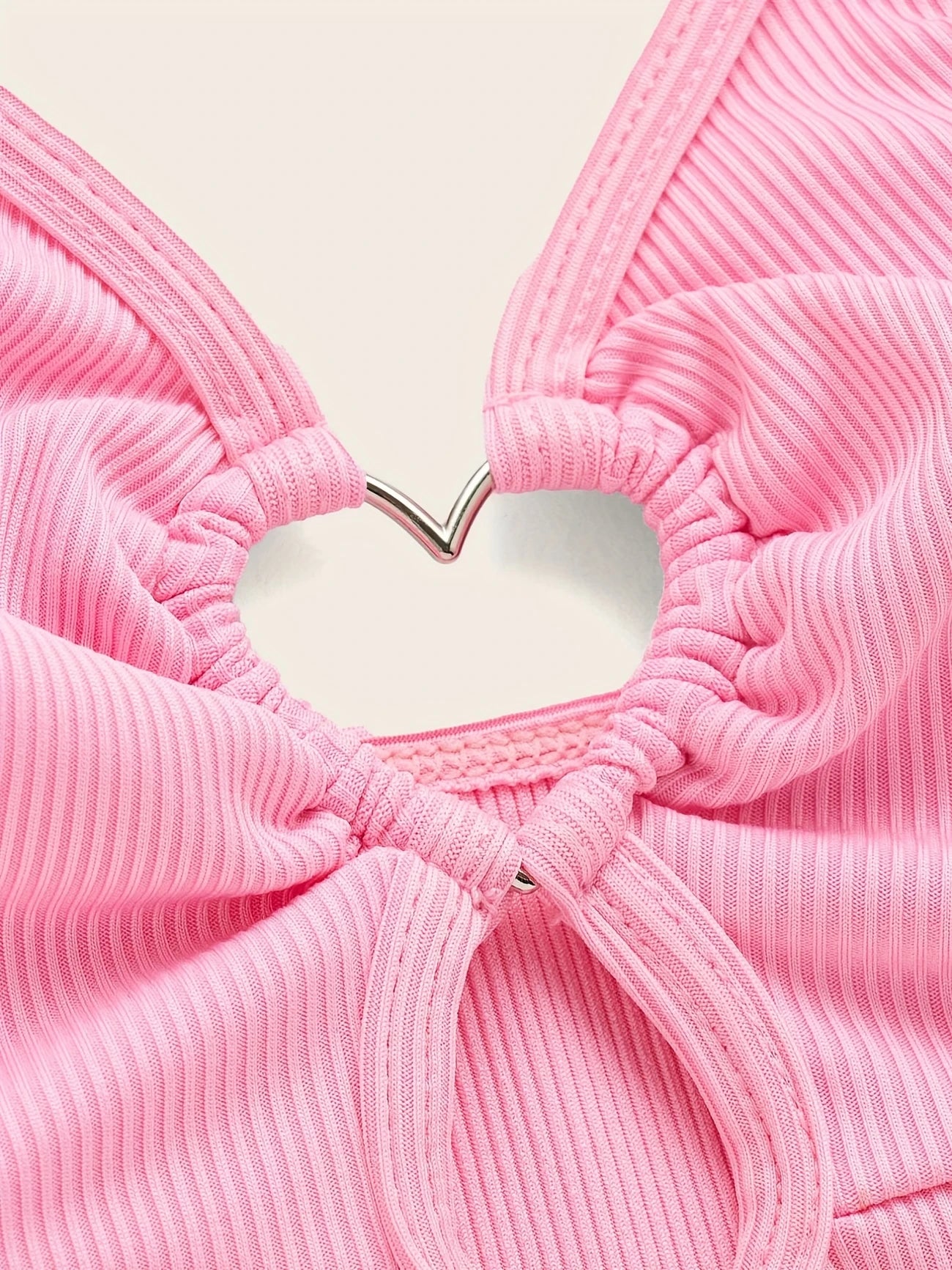 Haut de tankini à découpe cœur – Élégance romantique pour vos journées plage