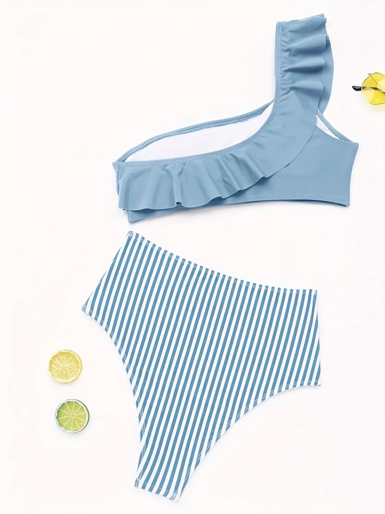 Bikini asymétrique à volants – Haut une épaule et culotte rayée taille haute