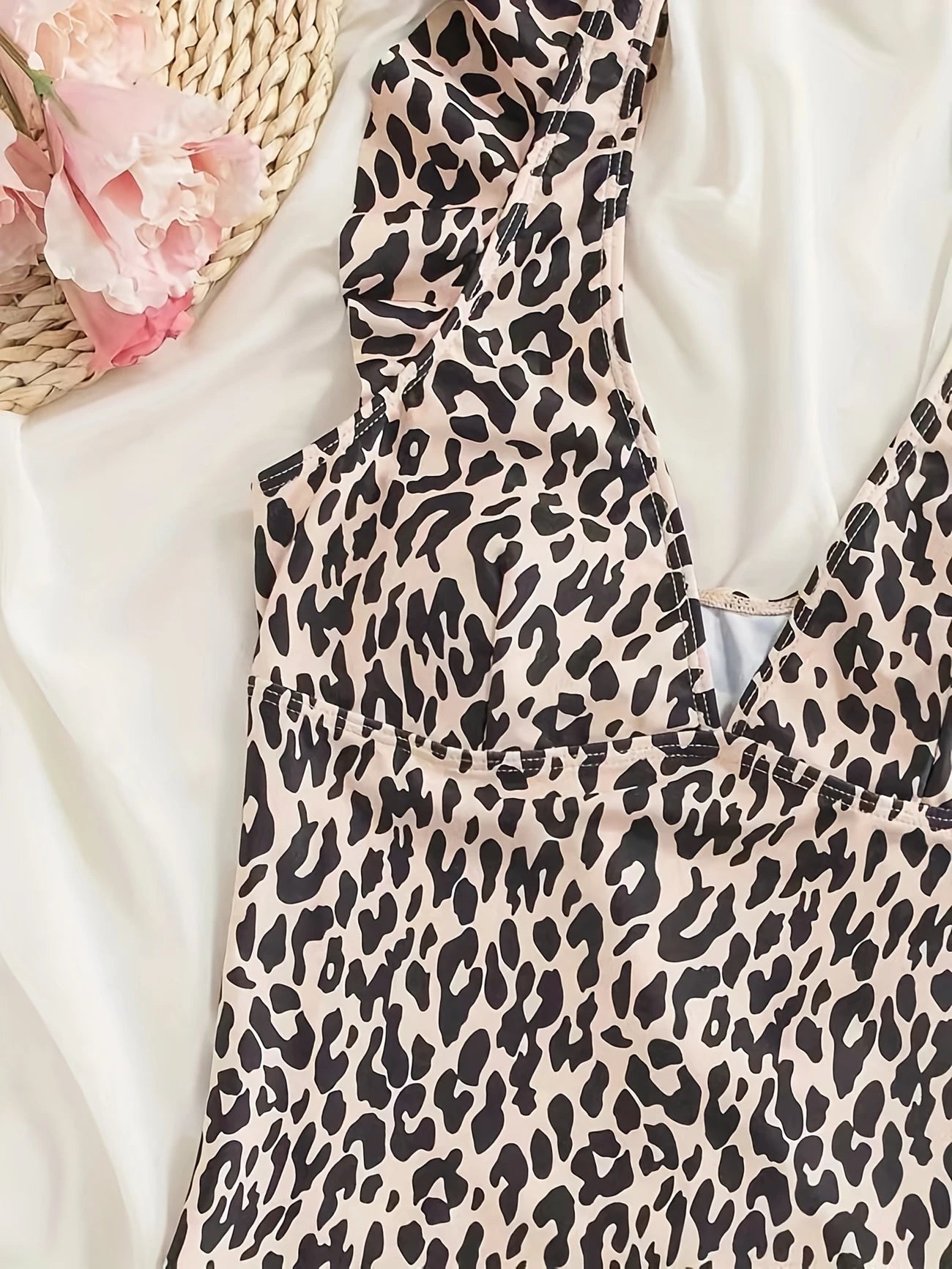 Bikini deux pièces imprimé léopard – Haut volanté col V et culotte noire taille haute