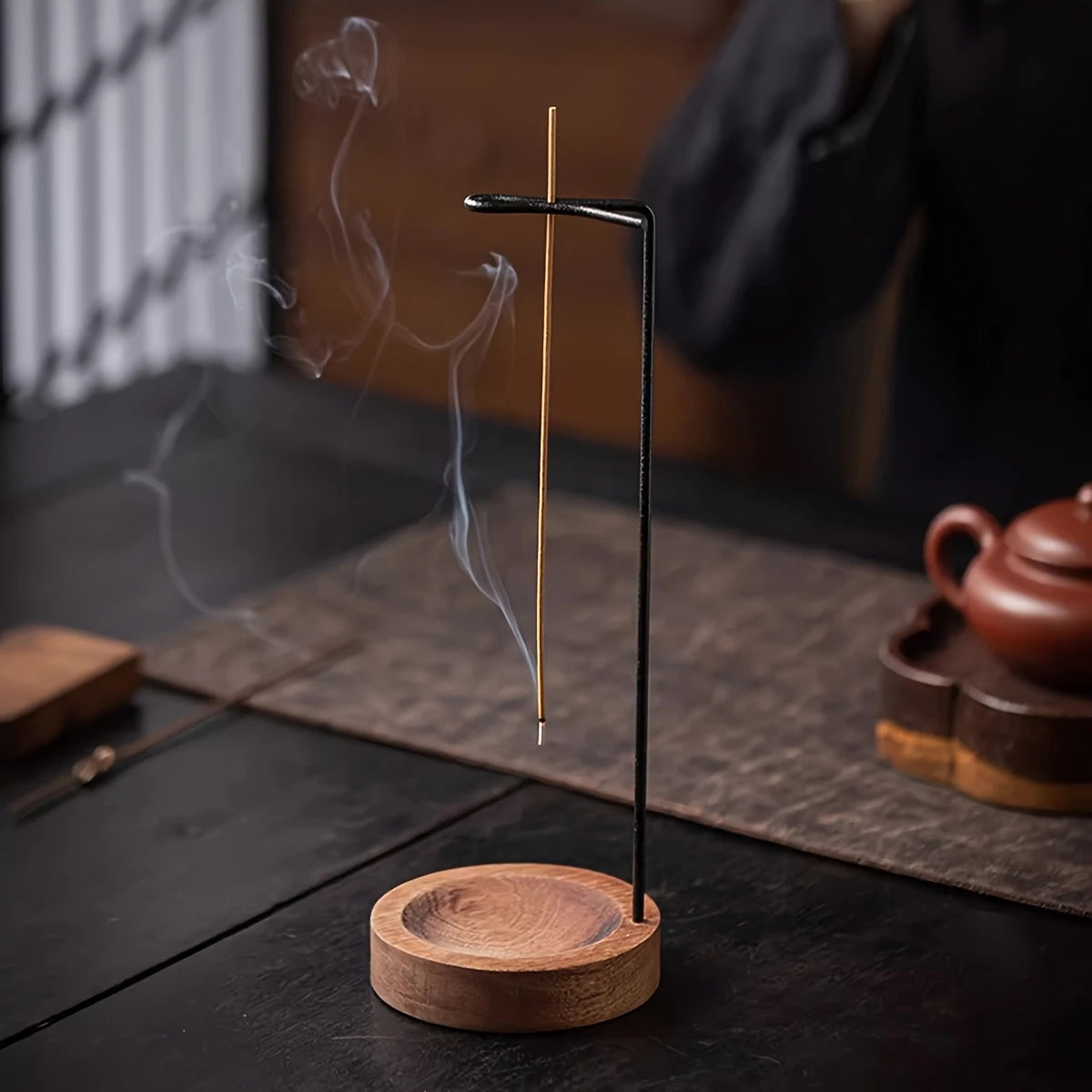 Porte-encens suspendu minimaliste en bois et métal – Support vertical zen pour bâtonnets d’encens