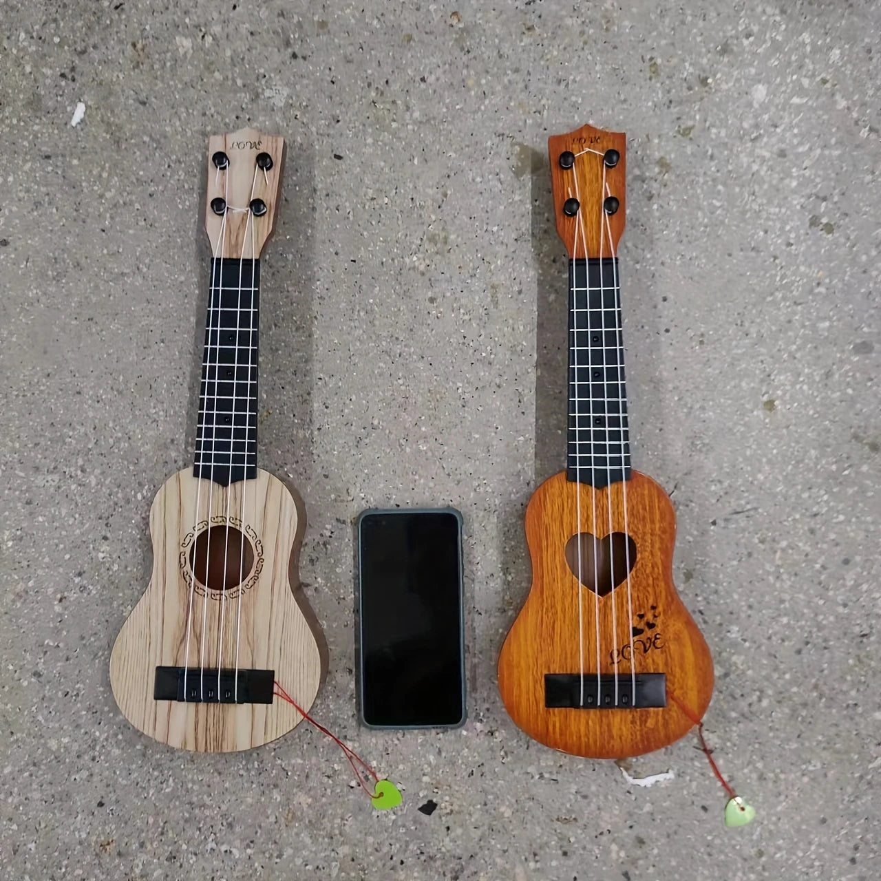 Ukulélé Enfant en Bois avec Rosace Rond/Cœur – Mini Instrument à Cordes Ludique pour Éveil Musical ou Décoration