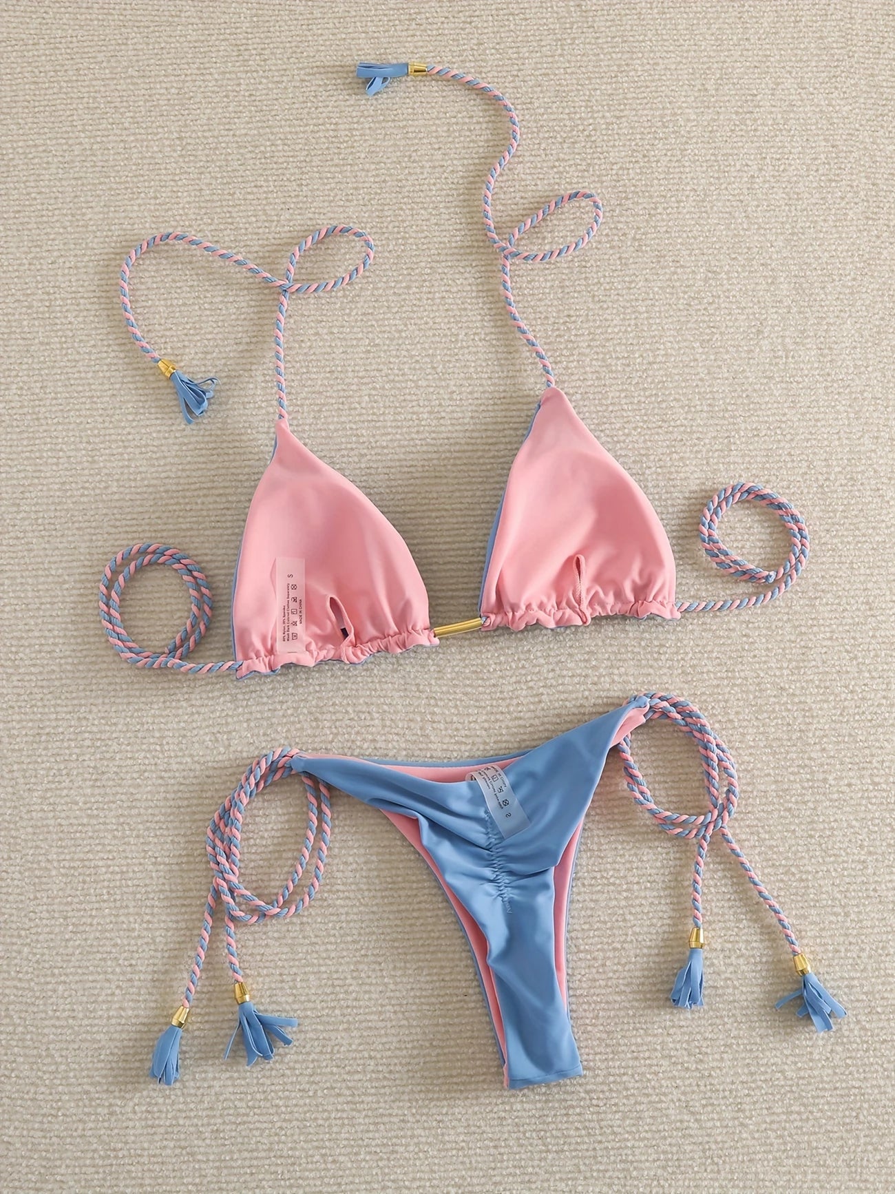 Bikini Brésilien Bleu Lilas à Cordon Torsadé et Pompons – Style Coloré et Sexy pour l’Été