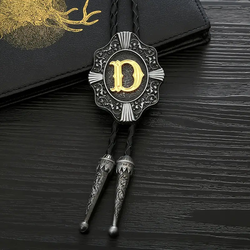 Cravate Bolo pour homme en cuir et métal gravé – Accessoire western élégant avec pendentif initiale dorée