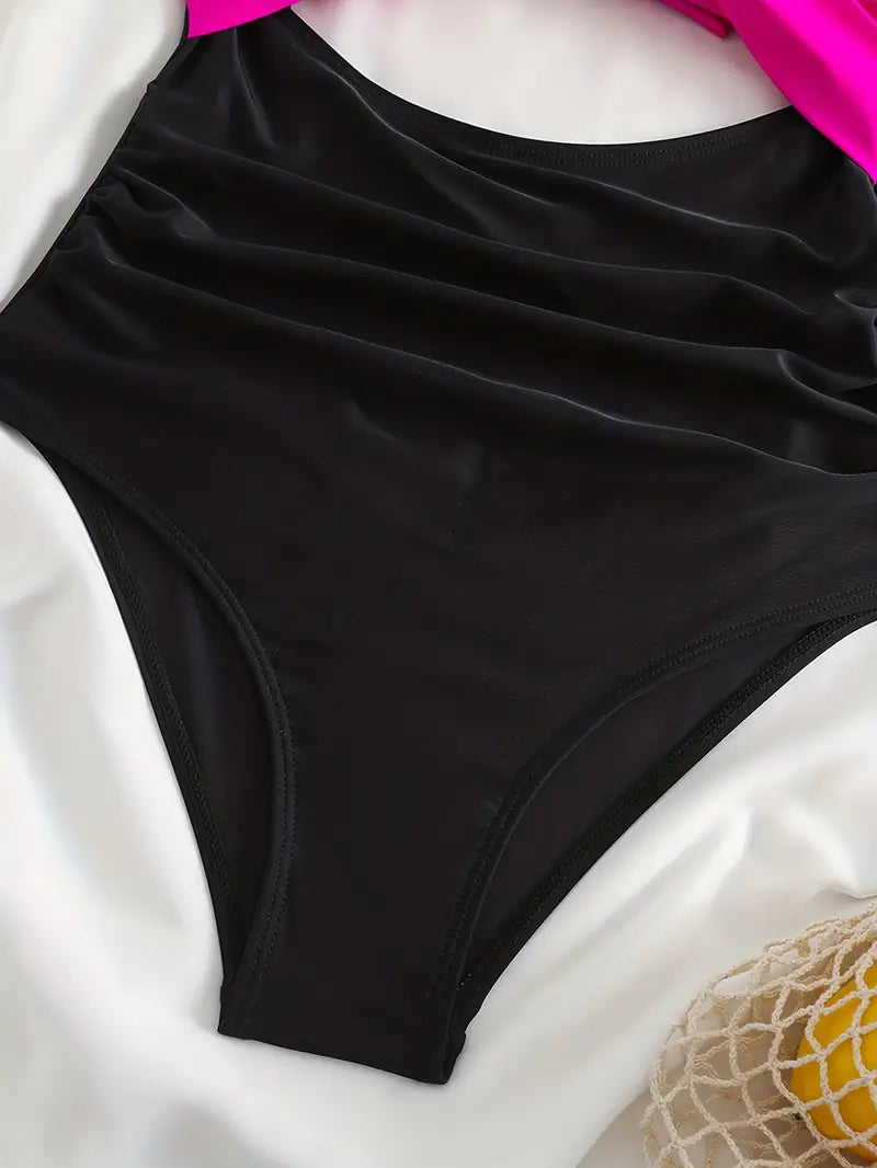 Maillot de bain une pièce croisé – Gainant et élégant avec découpe taille haute