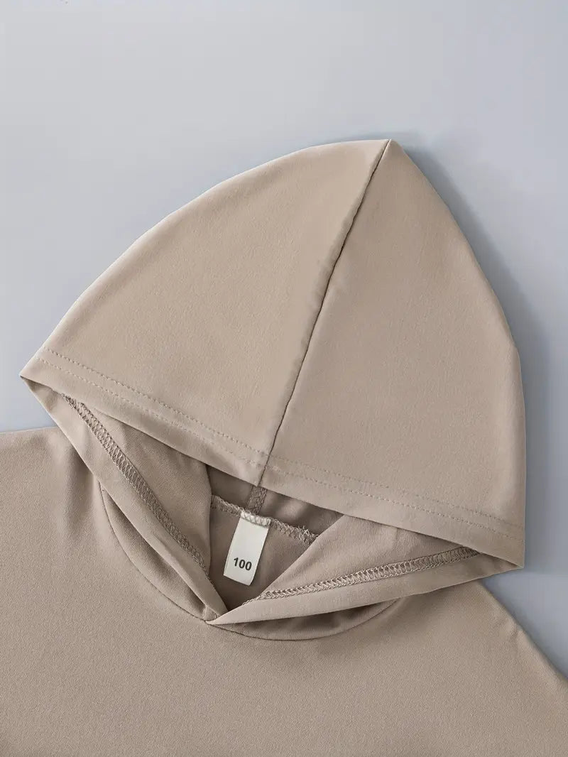 Ensemble chemise garçon à capuche beige – tenue décontractée avec short assorti pour l’été