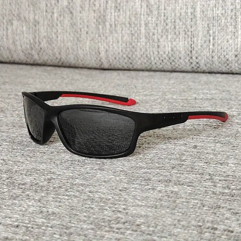 Lunettes de soleil enfant noires sport légères et anti-UV