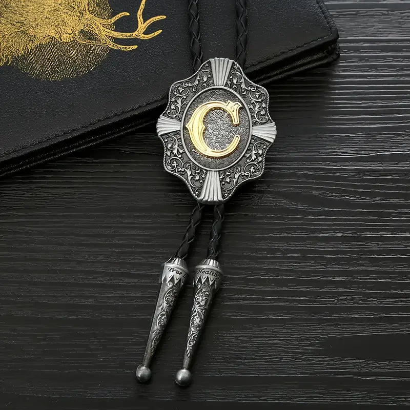 Cravate Bolo pour homme en cuir et métal gravé – Accessoire western élégant avec pendentif initiale dorée