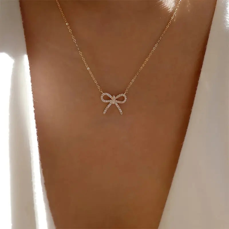 Collier Fin Doré avec Pendentif Nœud Strass – Bijou Élégant pour Soirée, Mariage et Accessoires de Fête